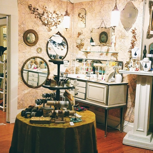 Classic Wears, Vintage Finds - Picture 4 of 4